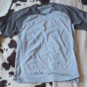 Men's Gray Athletic Lululemon Shirt Small